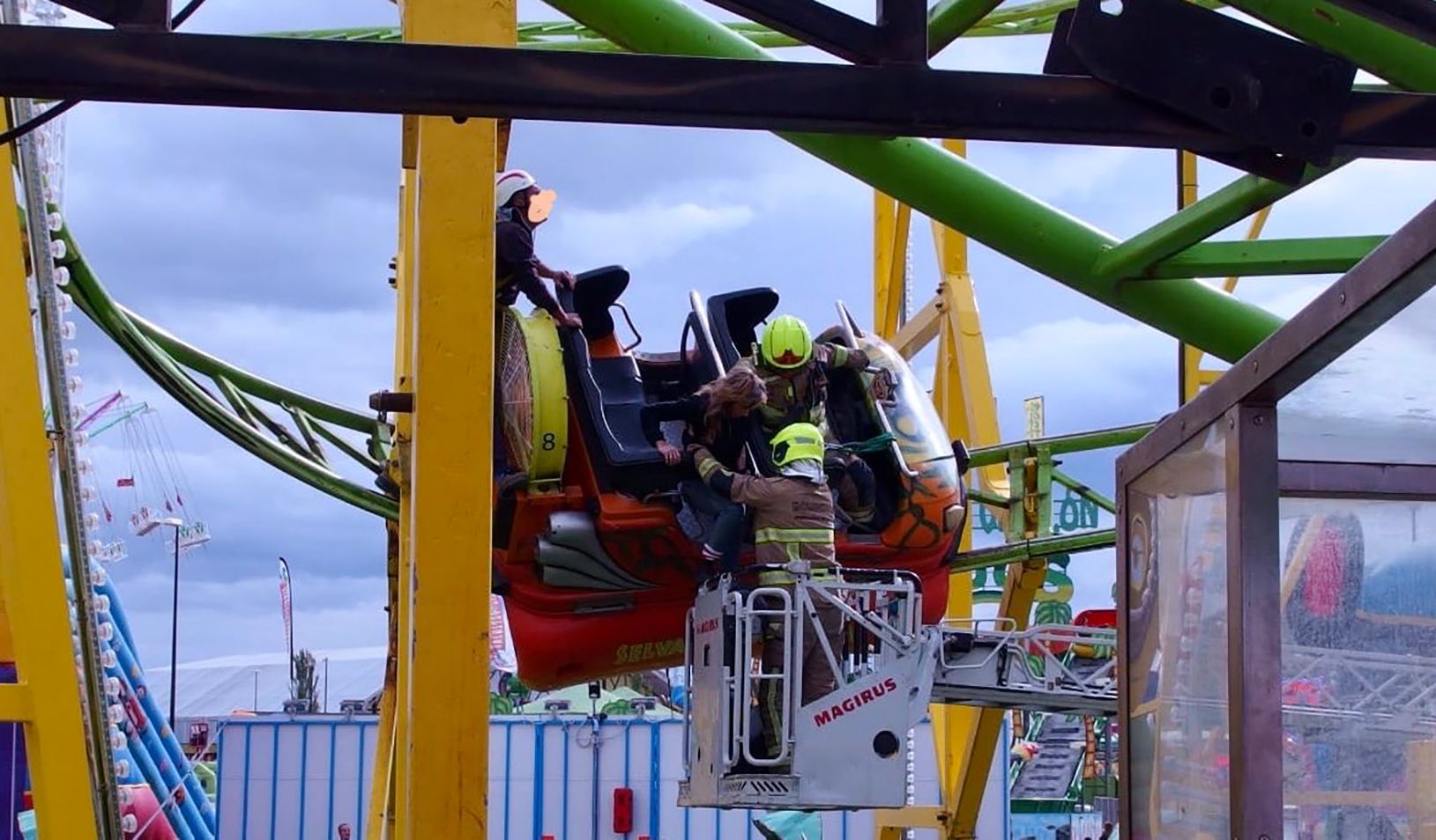 Rescatadas 9 personas, de ellas 5 menores, tras quedarse colgadas en una montaña rusa en Zaragoza