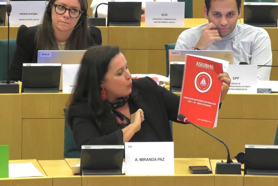 Asjubi40 hace historia: habla en el Parlamento Europeo y logra que siga adelante su denuncia
