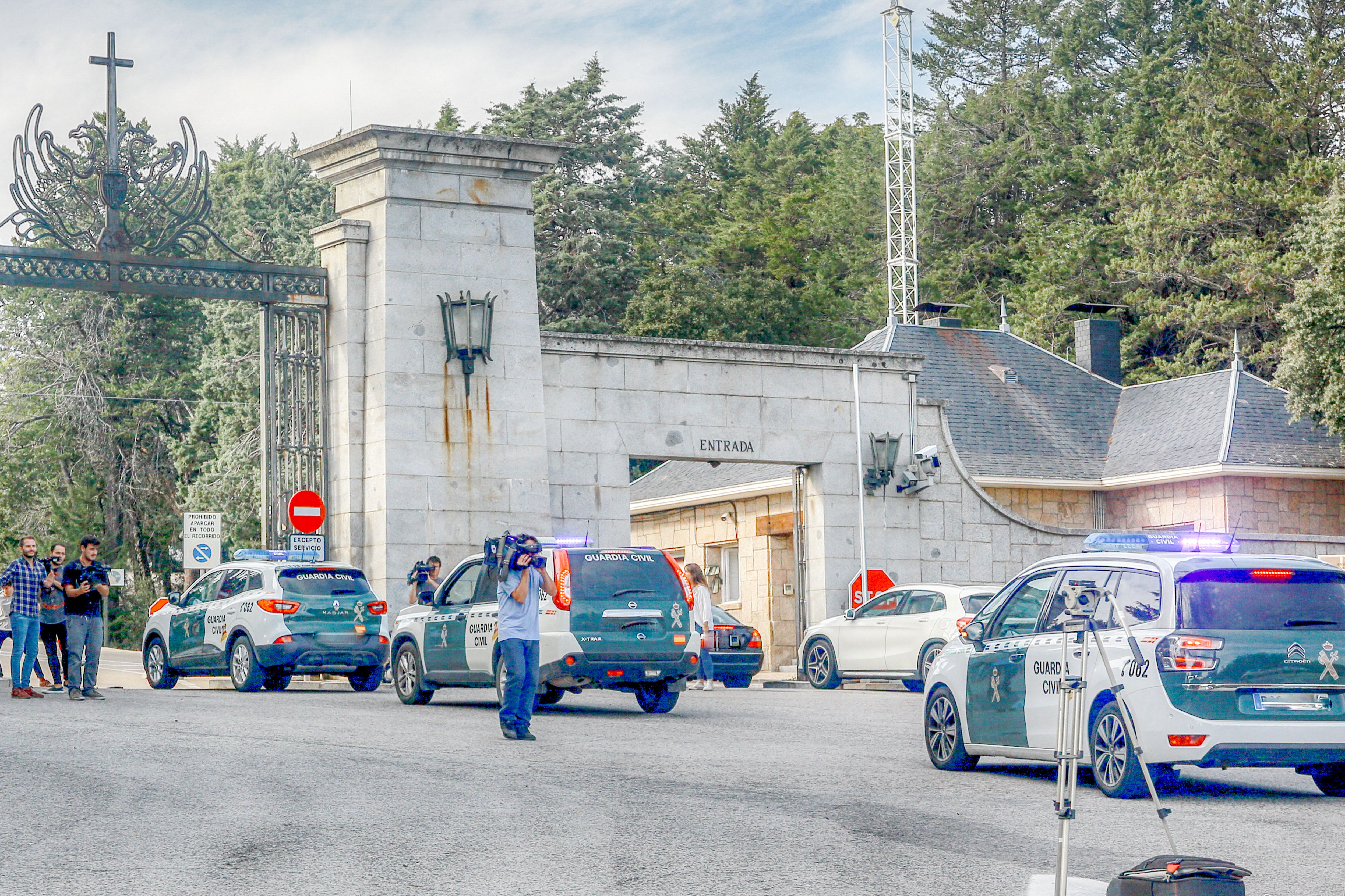 Vehículos de la Guardia Civil entran en el Valle de los Caídos tras su cierre