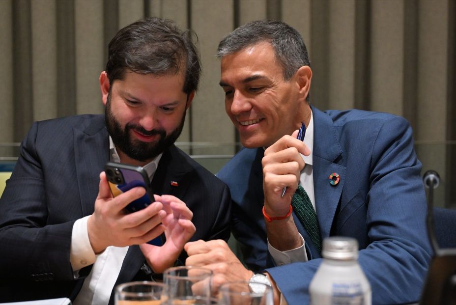 EuropaPress 6979661 presidente gobierno pedro sanchez conversa presidente chile gabriel boric