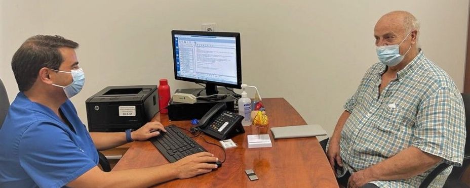 Consulta del especialista en cardiología de Vithas Granada Joaquín Sánchez Gila. Fuente: EuropaPress.