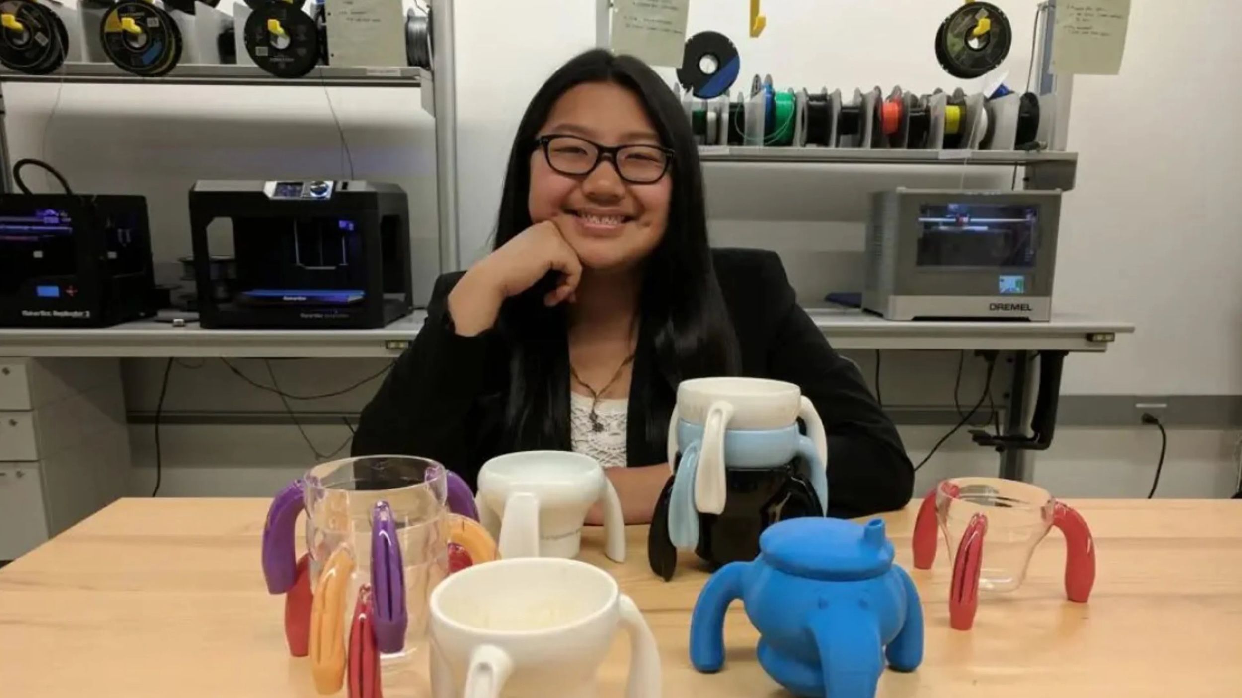 La niña que creó una taza para ayudar a su abuelo con párkinson e hizo una fortuna con su invento
