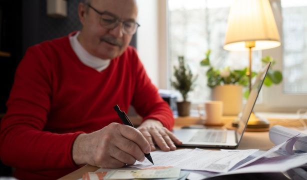 ¿Cuánto dinero de tus ahorros es recomendable gastar cada año durante la jubilación?