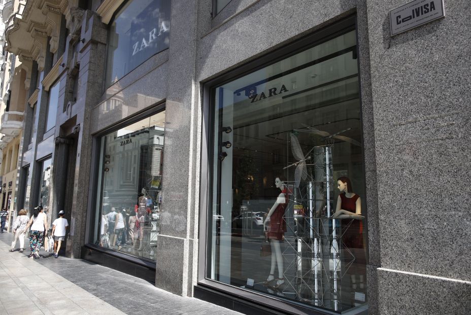 Escaparate de una de las tiendas de la marca de ropa ZARA donde las rebajas de verano 2019 ya han empezado 