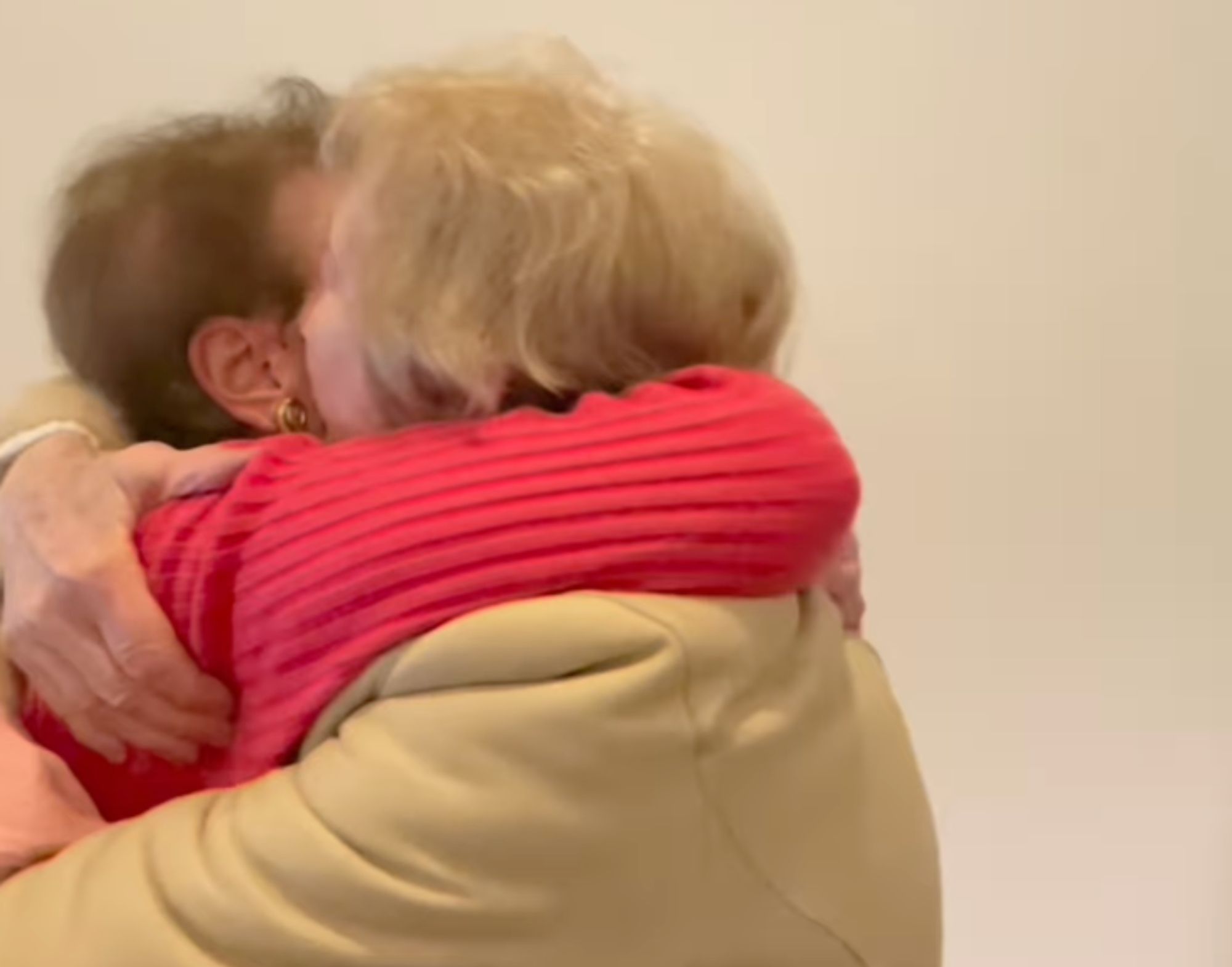 VÍDEO: El emotivo reencuentro de dos amigas de la infancia que llevaban sin verse años (TikTok: martrolita)