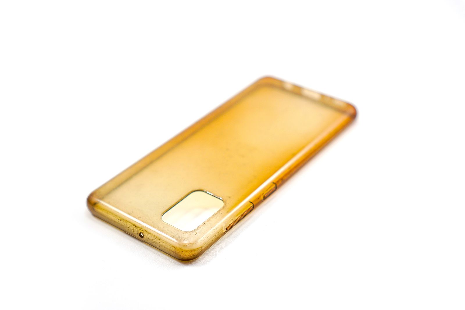 ¿La funda de tu móvil amarillea? Cómo limpiarla para devolverle el transparente