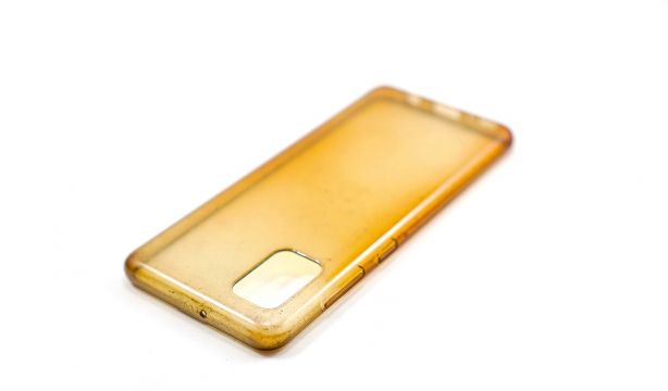 ¿La funda de tu móvil amarillea? Cómo limpiarla para devolverle el transparente