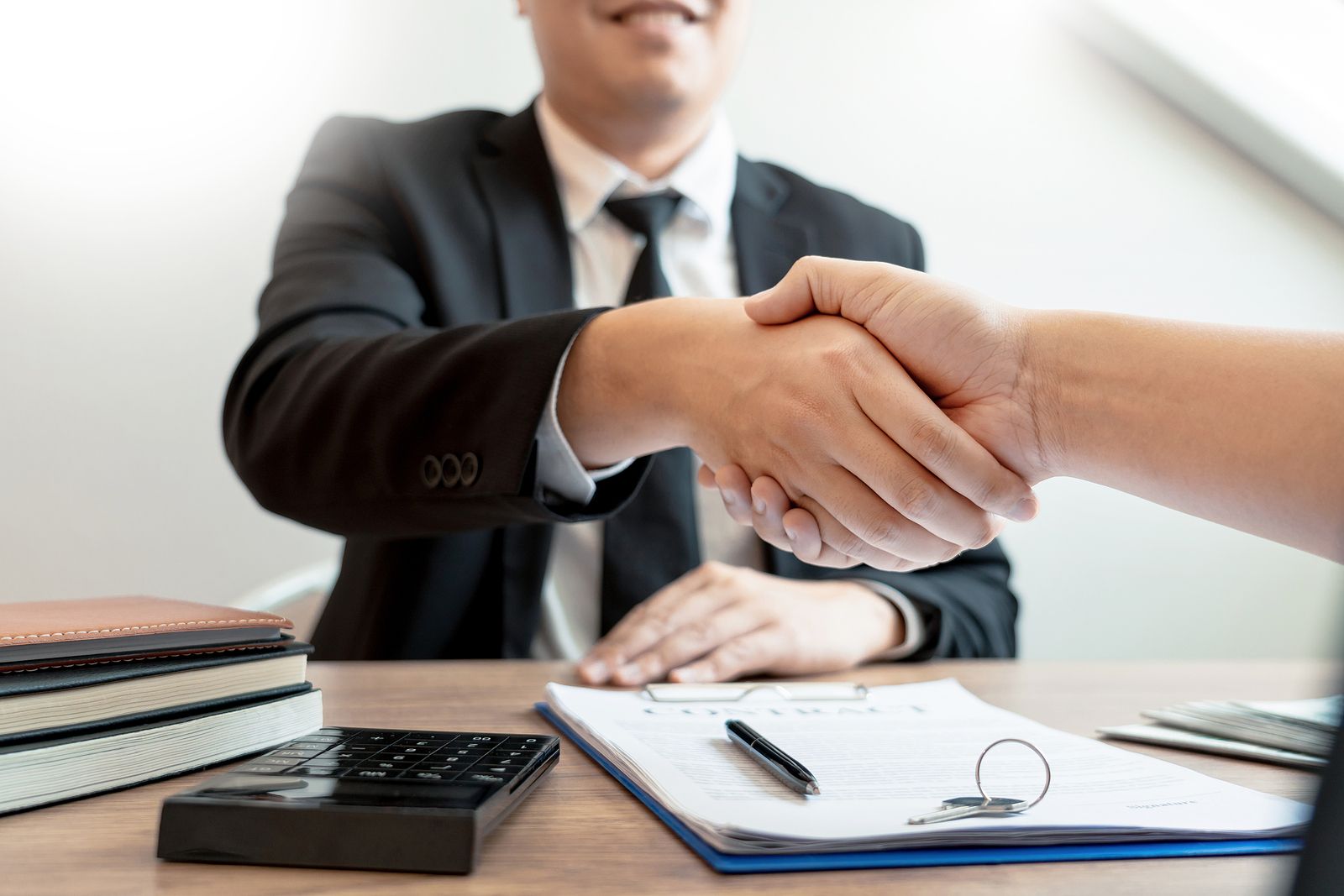 ¿Quién debe pagar la comunidad de propietarios el mes en el que se vende la vivienda?