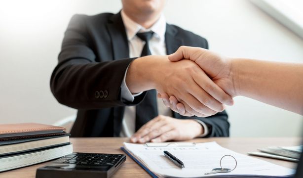 ¿Quién debe pagar la comunidad de propietarios el mes en el que se vende la vivienda?