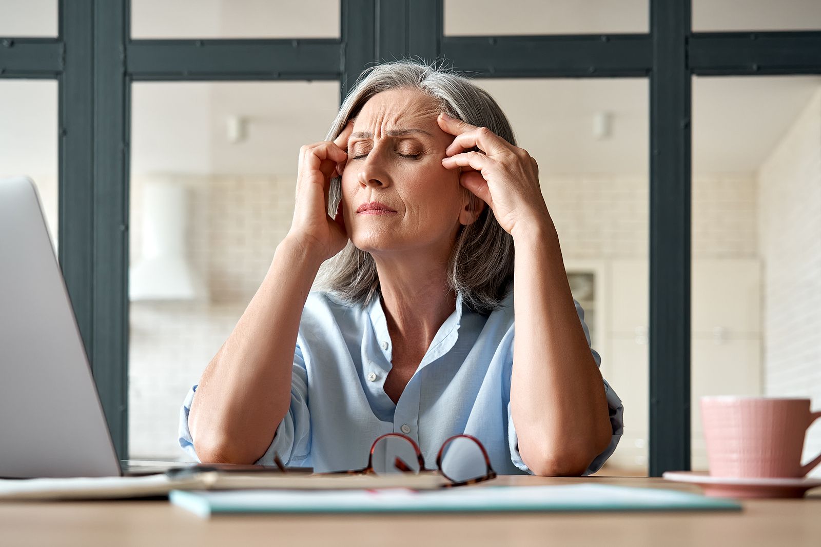 La menopausia cambia la forma en la que debuta la esclerosis múltiple (Bigstock)