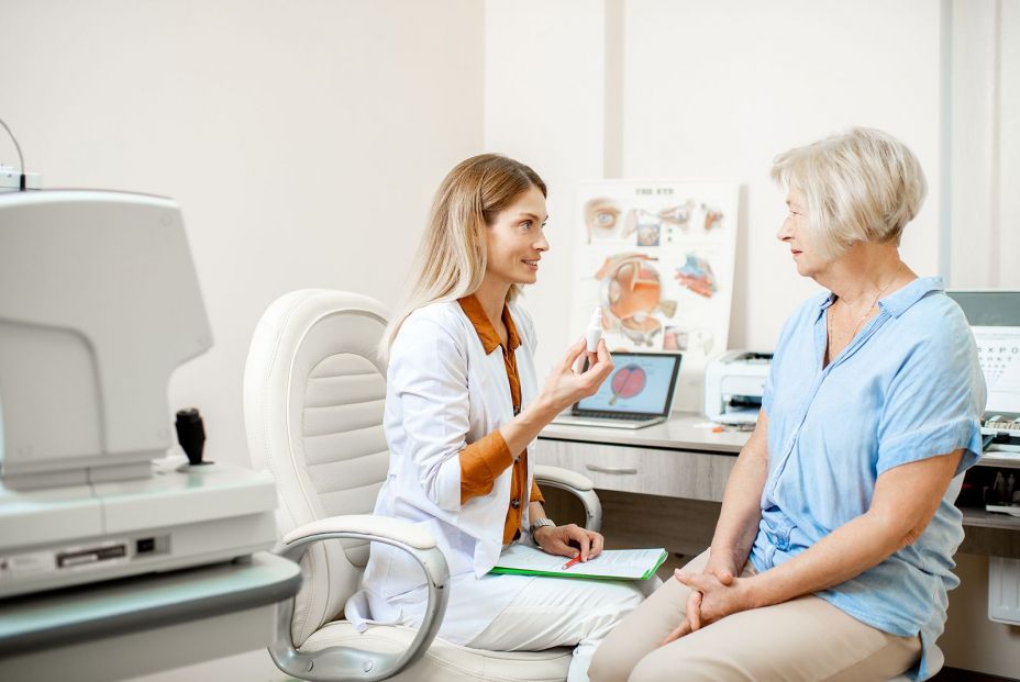 Una mujer en la consulta del oftalmólogo- (Bigstock) 