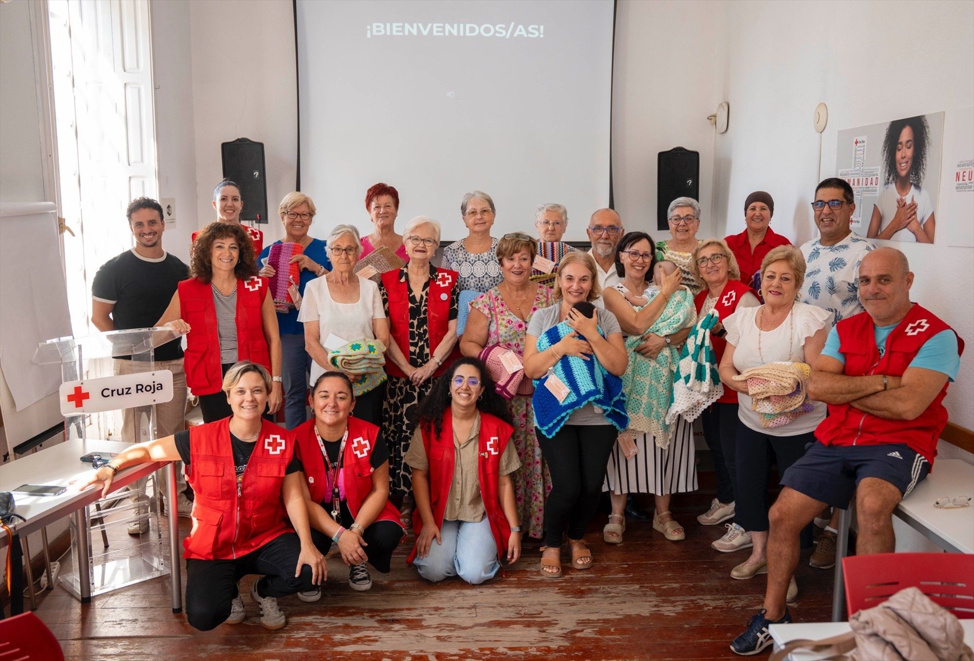 Mujeres mayores de Almería tejen solidaridad con sus manos. Fuente: EuropaPress.
