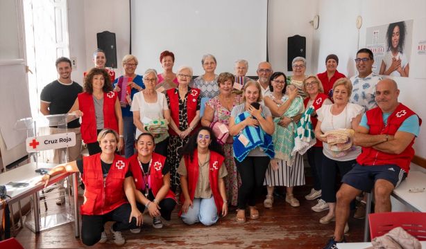 Mujeres mayores de Almería tejen solidaridad con sus manos. Fuente: EuropaPress.