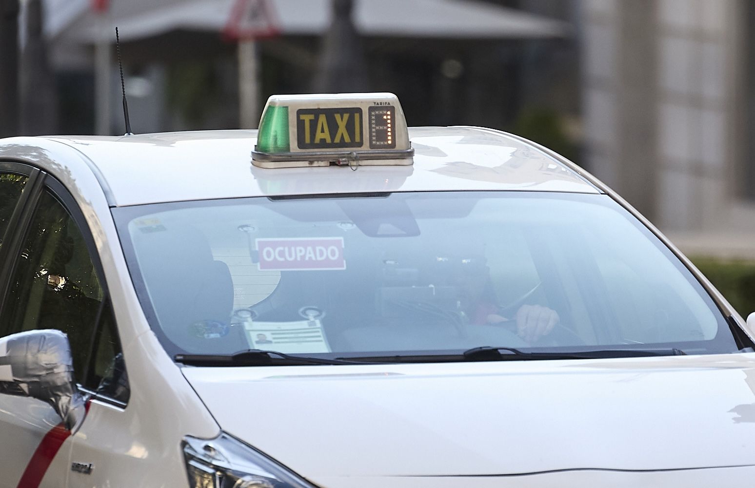 Qué significan los números que aparecen en el taxi junto a la luz verde