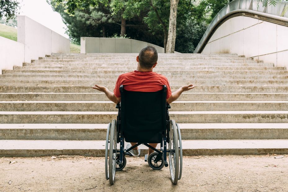 Las barreras arquitectónicas: un obstáculo diario para los mayores de 65 con movilidad reducida