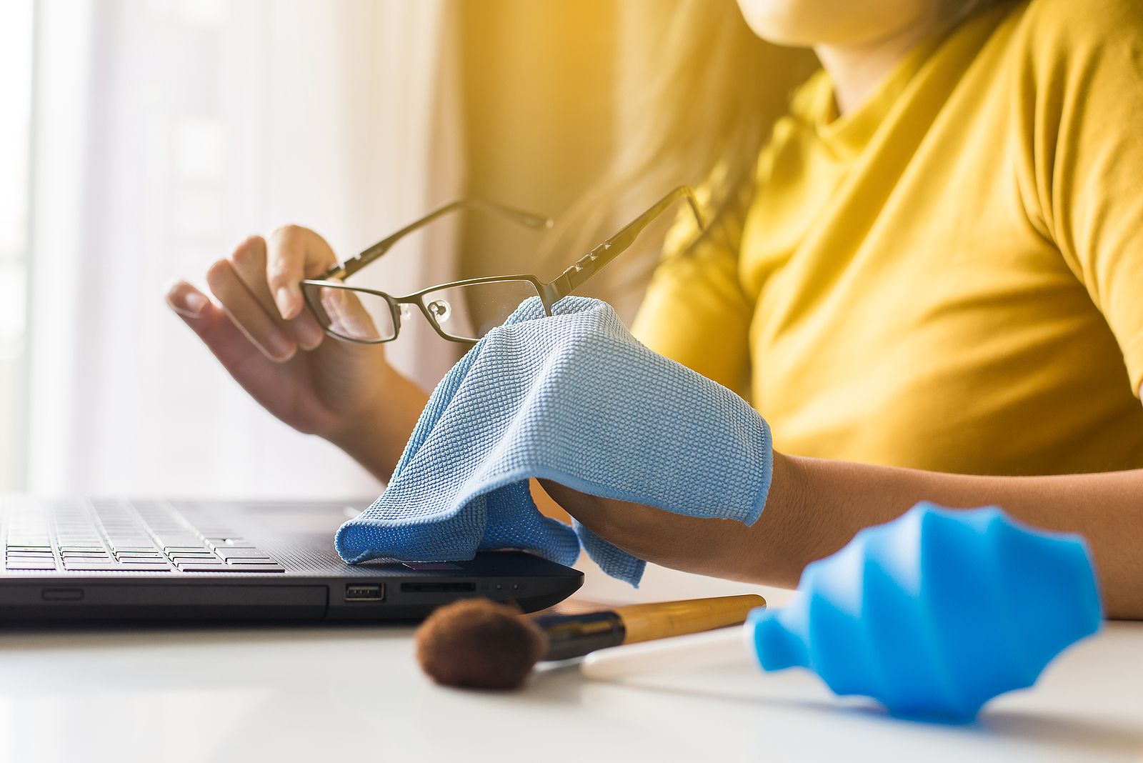 El truco de las ópticas con el que podrás limpiar tus gafas y dejarlas como nuevas