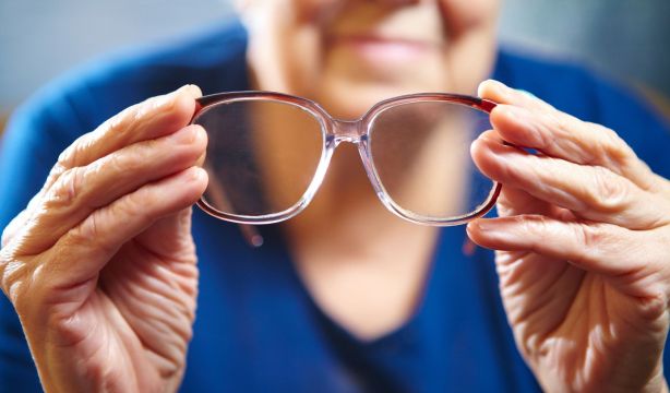 Muface abre el plazo para que mutualistas jubilados soliciten en papel ayudas al dentista y ópticas (Bigstock)