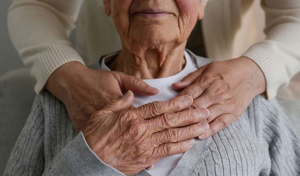 Alertan de la doble discriminación que sufren las mujeres mayores en el Sistema Nacional de Salud