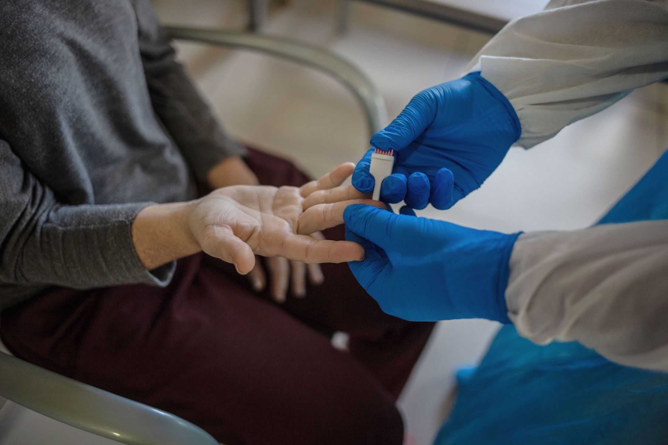 Cuatro fallecidos y 22 afectados por un brote de gripe y Covid en una residencia de Sevilla