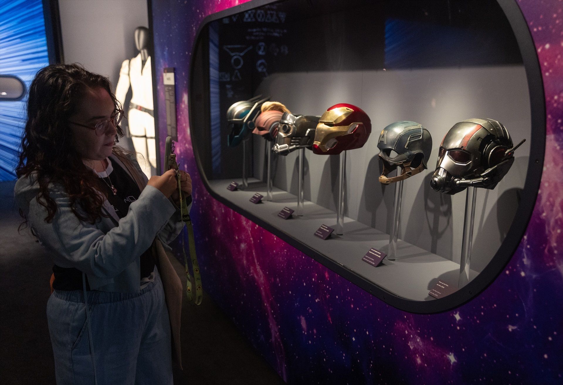 Las tesoros de Disney, en una exposición en Madrid: del zapato de Cenicienta al casco de Iron Man