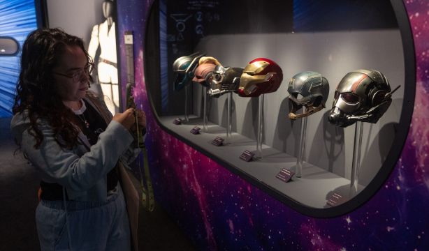 Las tesoros de Disney, en una exposición en Madrid: del zapato de Cenicienta al casco de Iron Man