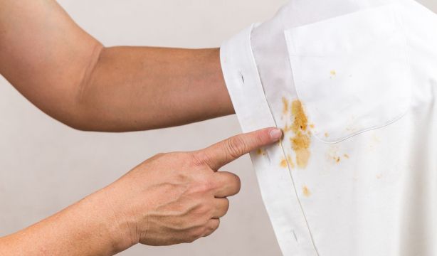 El sencillo truco de los 80 para eliminar las manchas de grasa de la ropa al instante