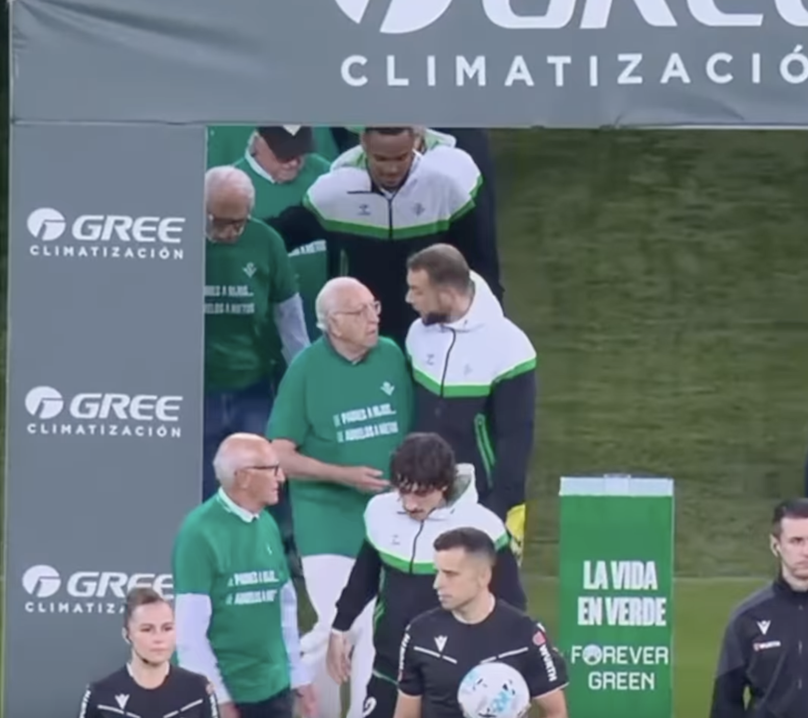 El homenaje del Betis a sus socios más longevos por el Día de las Personas Mayores