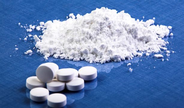 Partir o triturar pastillas y abrir las cápsulas para tragarlas mejor puede alterar su eficacia