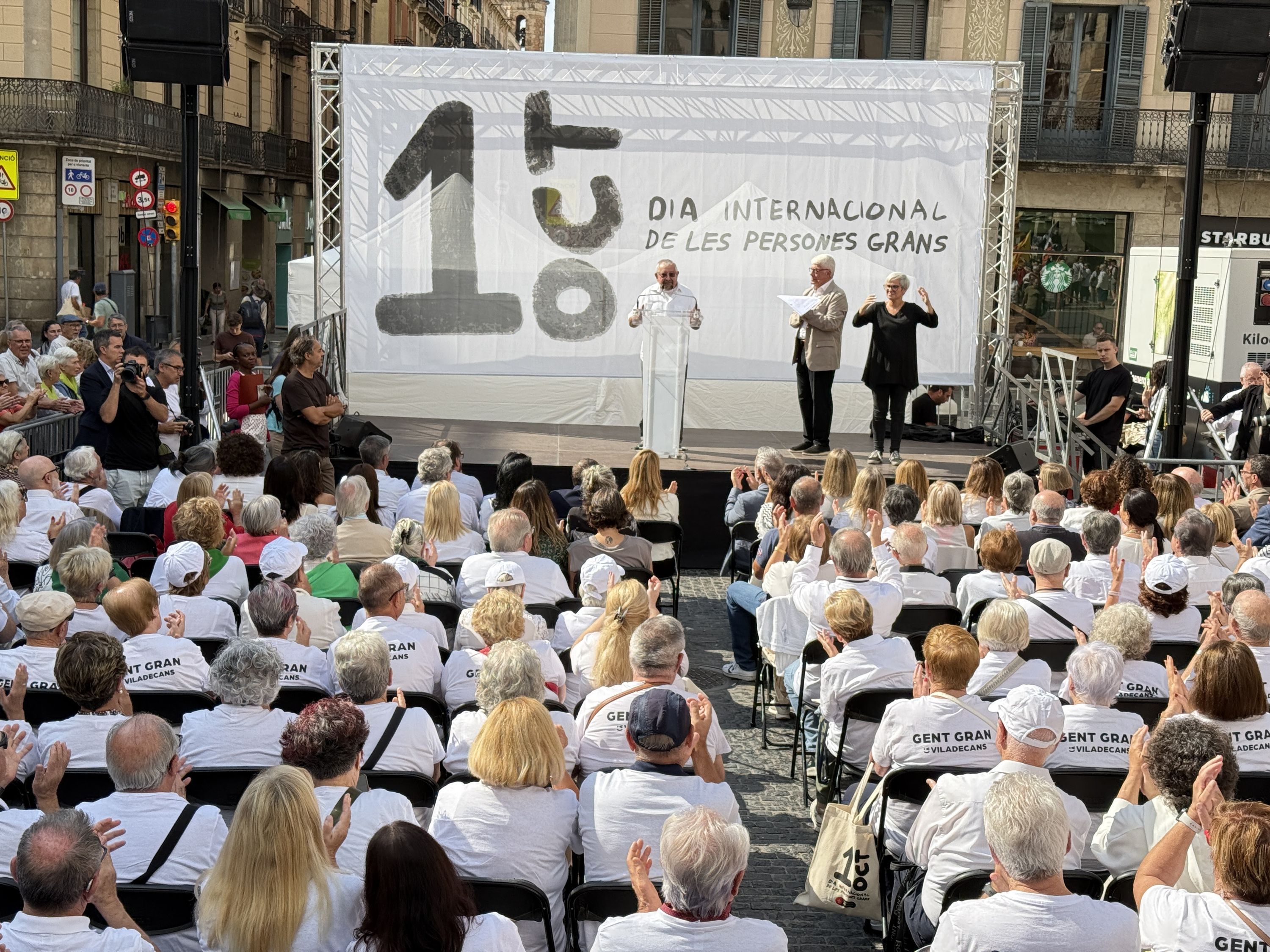 Miles de personas mayores se concentran en Barcelona para denunciar el edadismo
