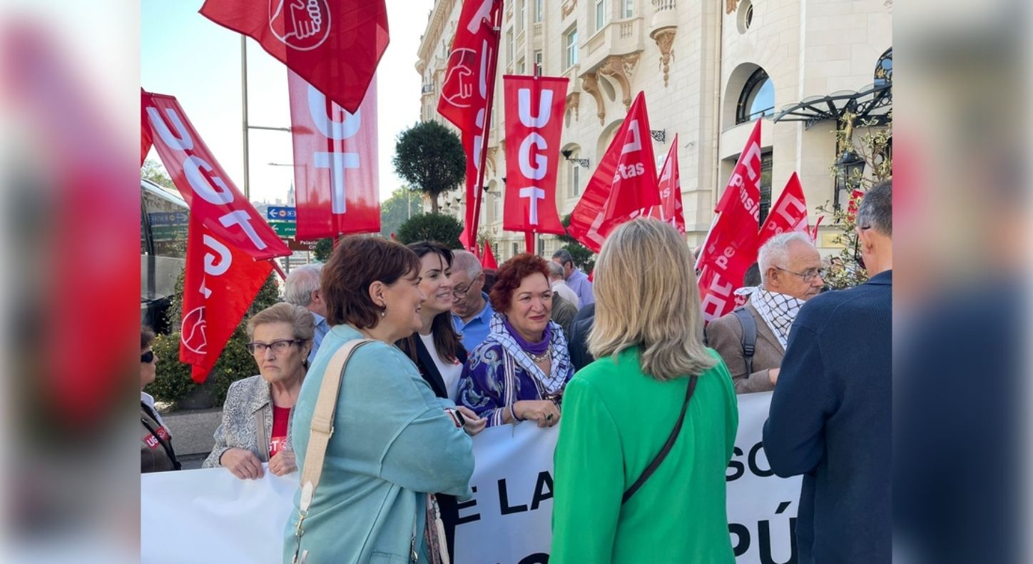 Los sindicatos UGT y CCOO se concentran en el Congreso en defensa de los derechos de los mayores