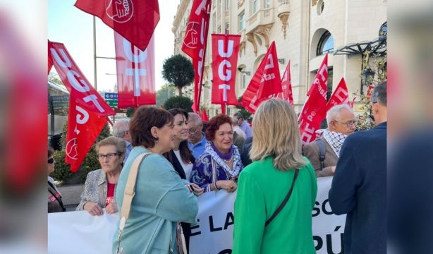 Los sindicatos UGT y CCOO se concentran en el Congreso en defensa de los derechos de los mayores