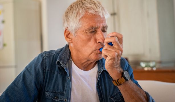 Un paciente con un inhalador de asma. (Bigstock)