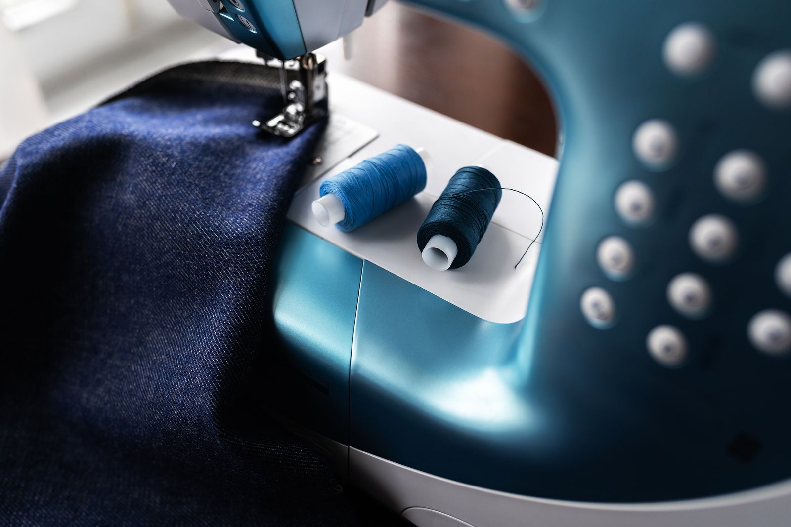Cómo elegir una máquina de coser nueva que se ajuste a mis conocimientos de costura