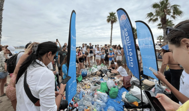 La Bluewave Alliance impulsa la recogida de plásticos con actividades de pádel surf y buceo