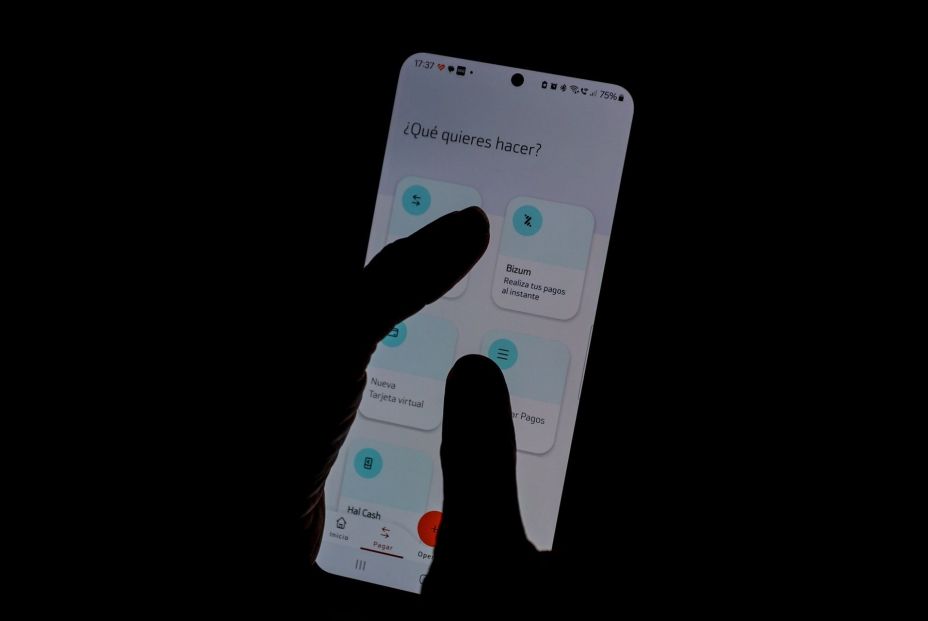 EuropaPress 6209788 persona hace bizum movil 13 septiembre 2024 madrid espana neobanco revolut