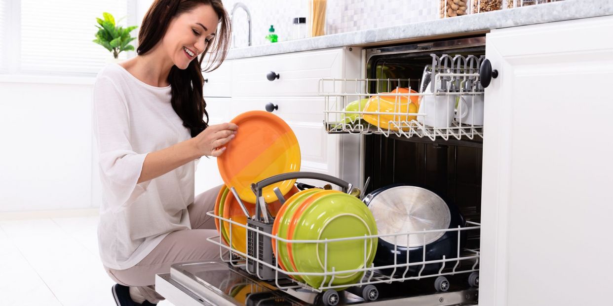 Лучшие посудомоечные машины 2024. Посудомоечная машина на кухне. Посудомойка женщина. Женщина и посудомоечная машина. Посуда в посудомойке.