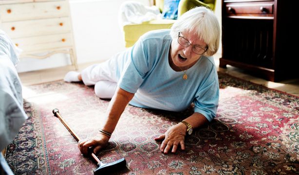 La opción de tu móvil que puede salvarte tras sufrir una caída en casa