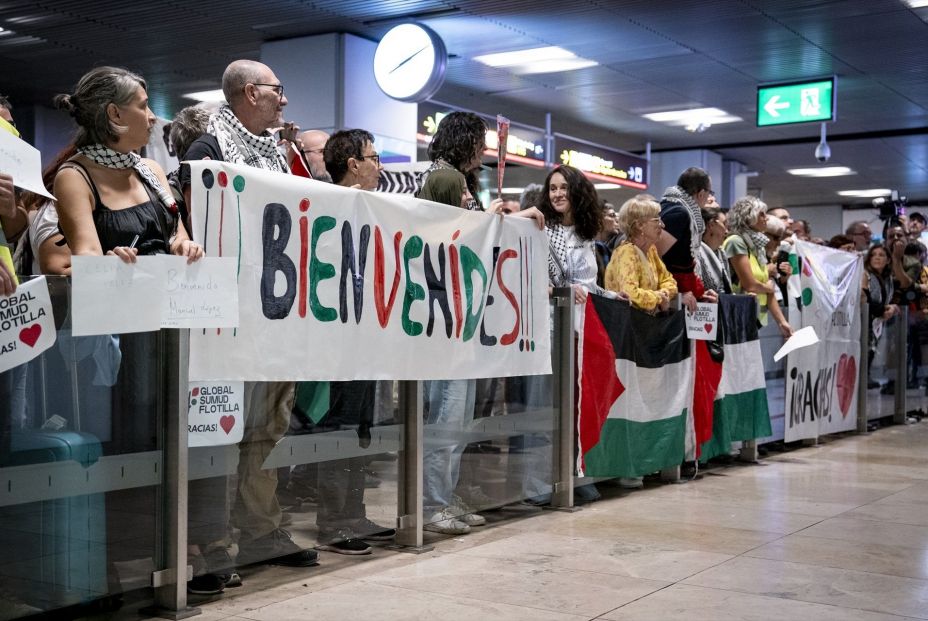 EuropaPress 7007607 decenas personas esperan llegada 21 ciudadanos espanoles integrantes sumud EuropaPress 7007607 decenas personas esperan llegada 21 ciudadanos espanoles integrantes sumud