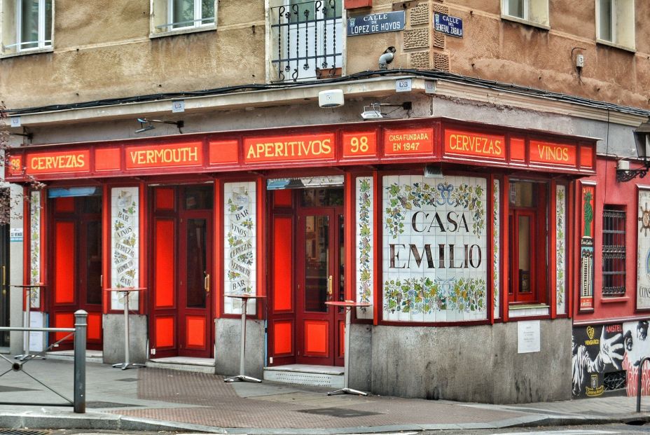 Guía del mejor vermut madrileño y ruta por los bares especializados para disfrutar del aperitivo. Casa Emilio