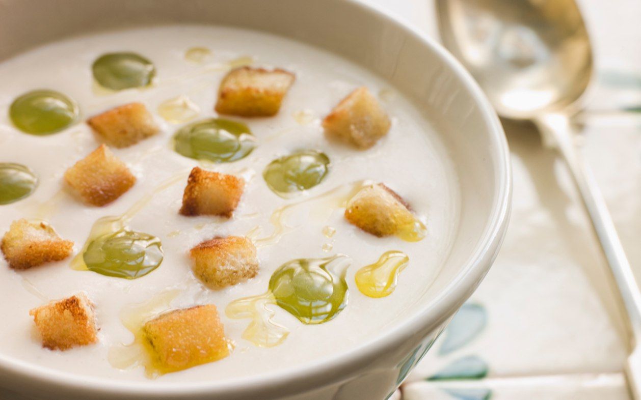 Receta de ajoblanco tradicional y la versión gourmet madrileña con castañas y sardina ahumada demos. Foto: Bigstock