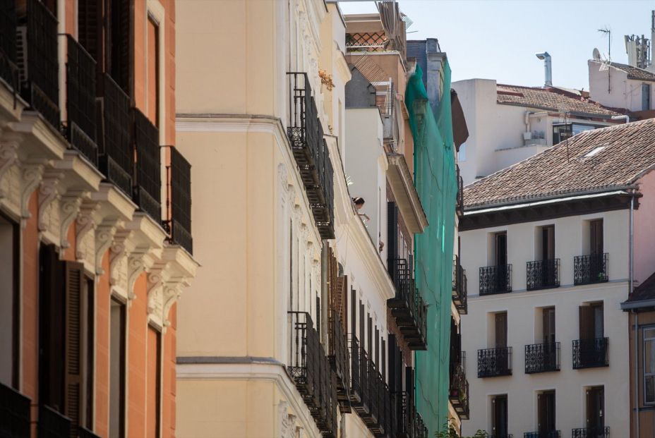 EuropaPress 7010493 lona obras edificio derrumbado zona opera octubre 2025 madrid espana ocho