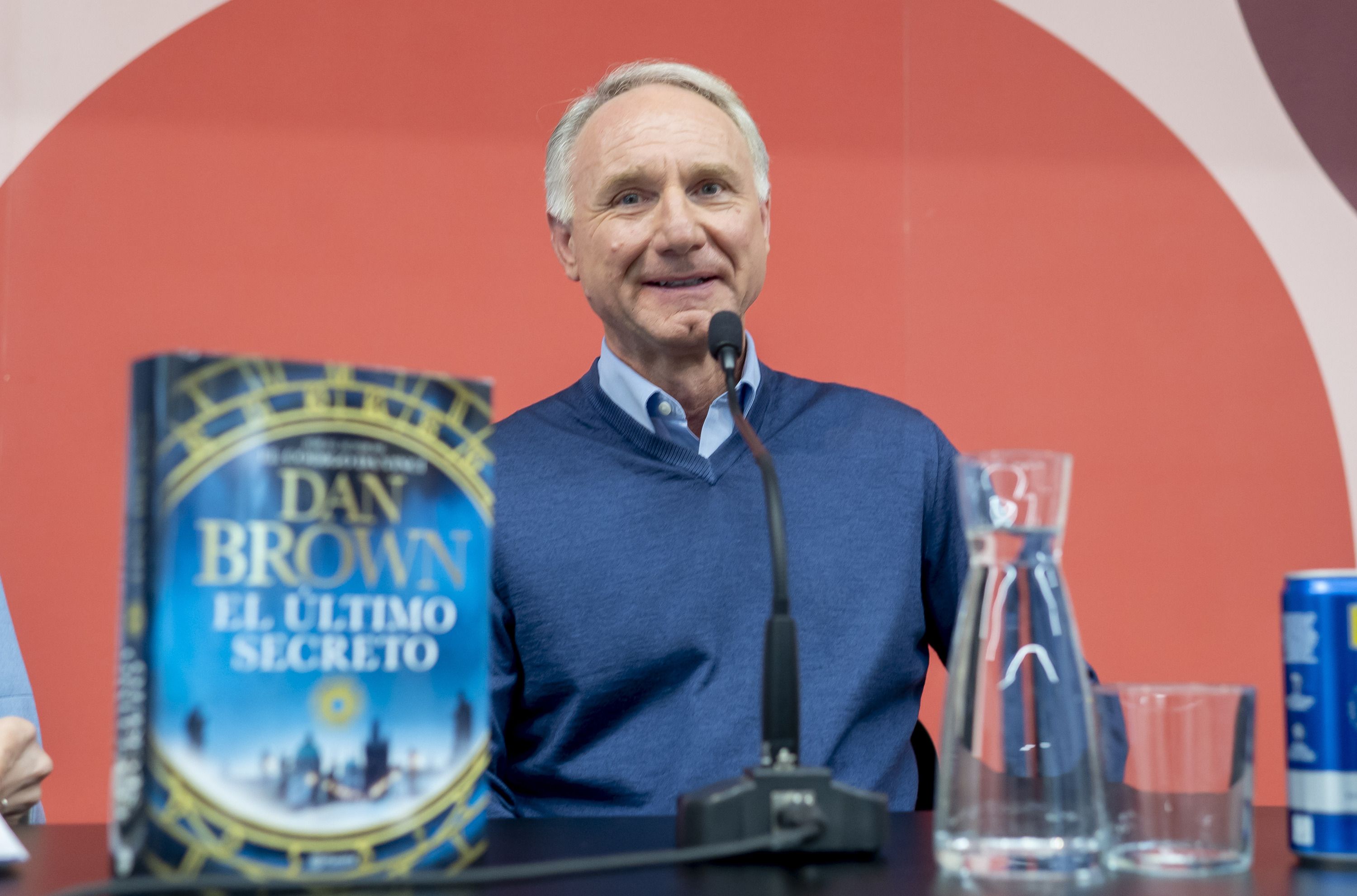 Dan Brown presenta en Madrid 'El último secreto': "Hoy todos hablan, pero nadie escucha" Dan Brown presenta en Madrid 'El último secreto': "Hoy todos hablan, pero nadie escucha"