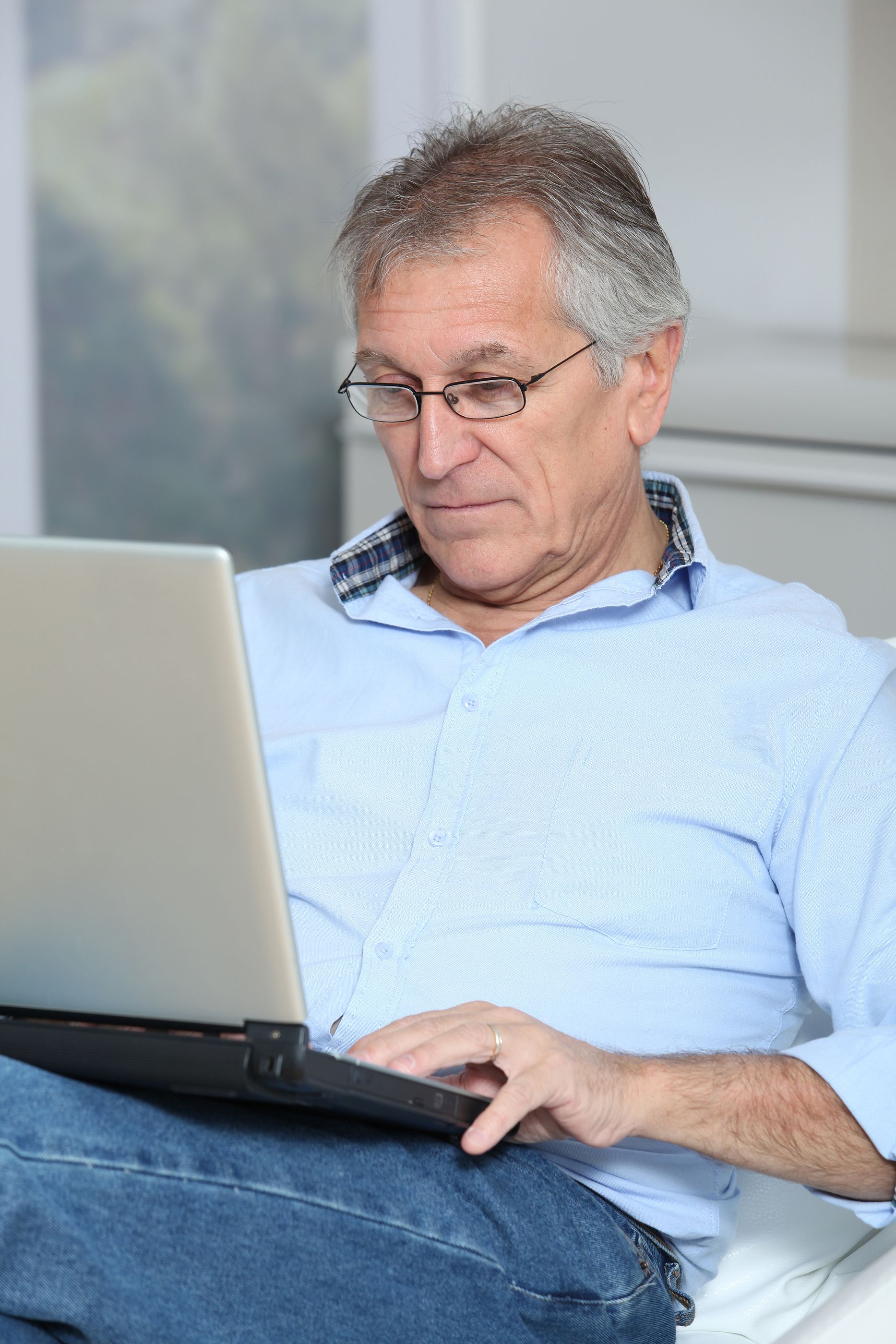 Los hombres mayores de 60 son los que más consumen contenidos sobre finanzas personales