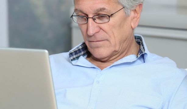 Los hombres mayores de 60 son los que más consumen contenidos sobre finanzas personales