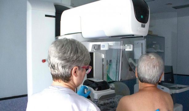 Mujeres se unen para llevar a la Justicia los fallos en el cribado del cáncer de mama en Andalucía