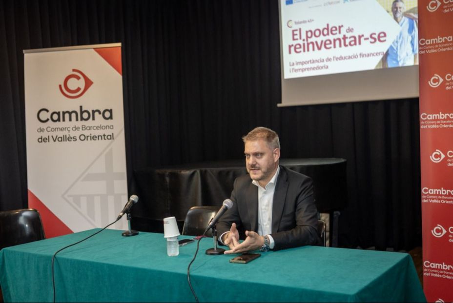 Martí Flores CaixaBank está muy comprometida con el emprendimiento y la formación de los +45