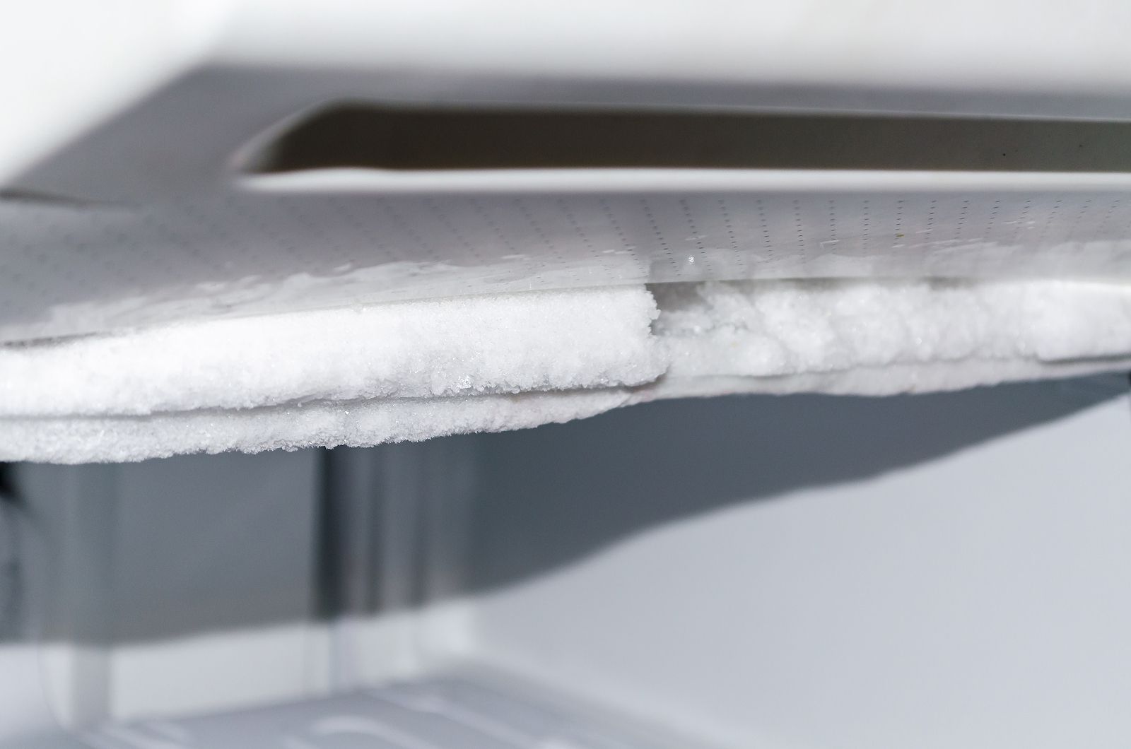 El truco del papel de aluminio para eliminar el hielo del congelador