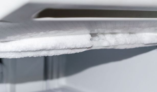El truco del papel de aluminio para eliminar el hielo del congelador
