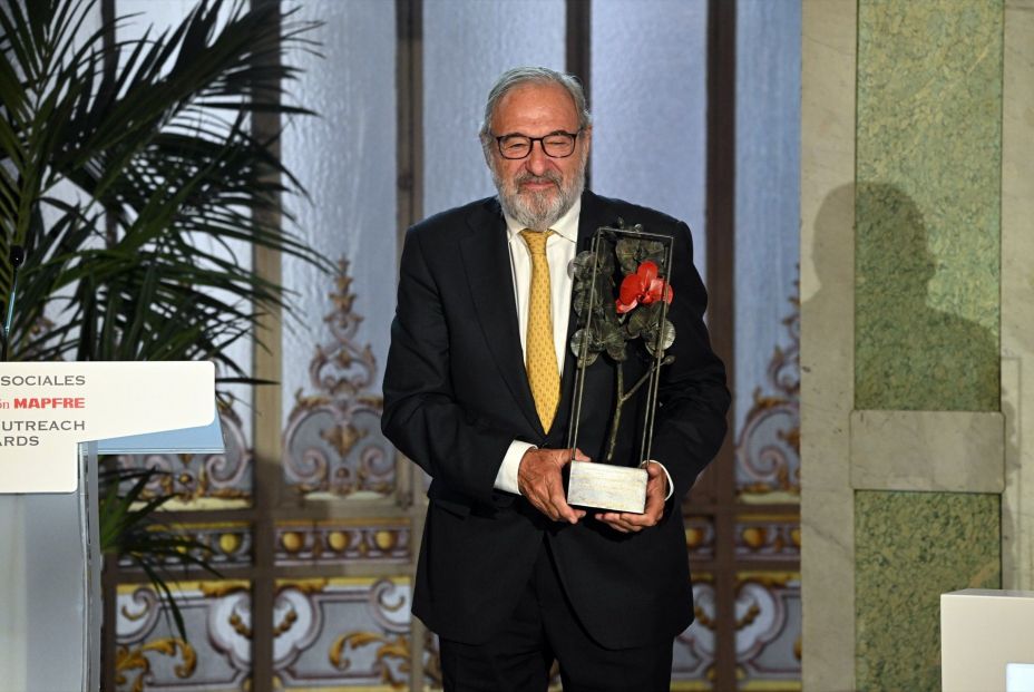 EuropaPress 7012335 alejandro izuzquiza recibe premio internacional seguros julio castelo