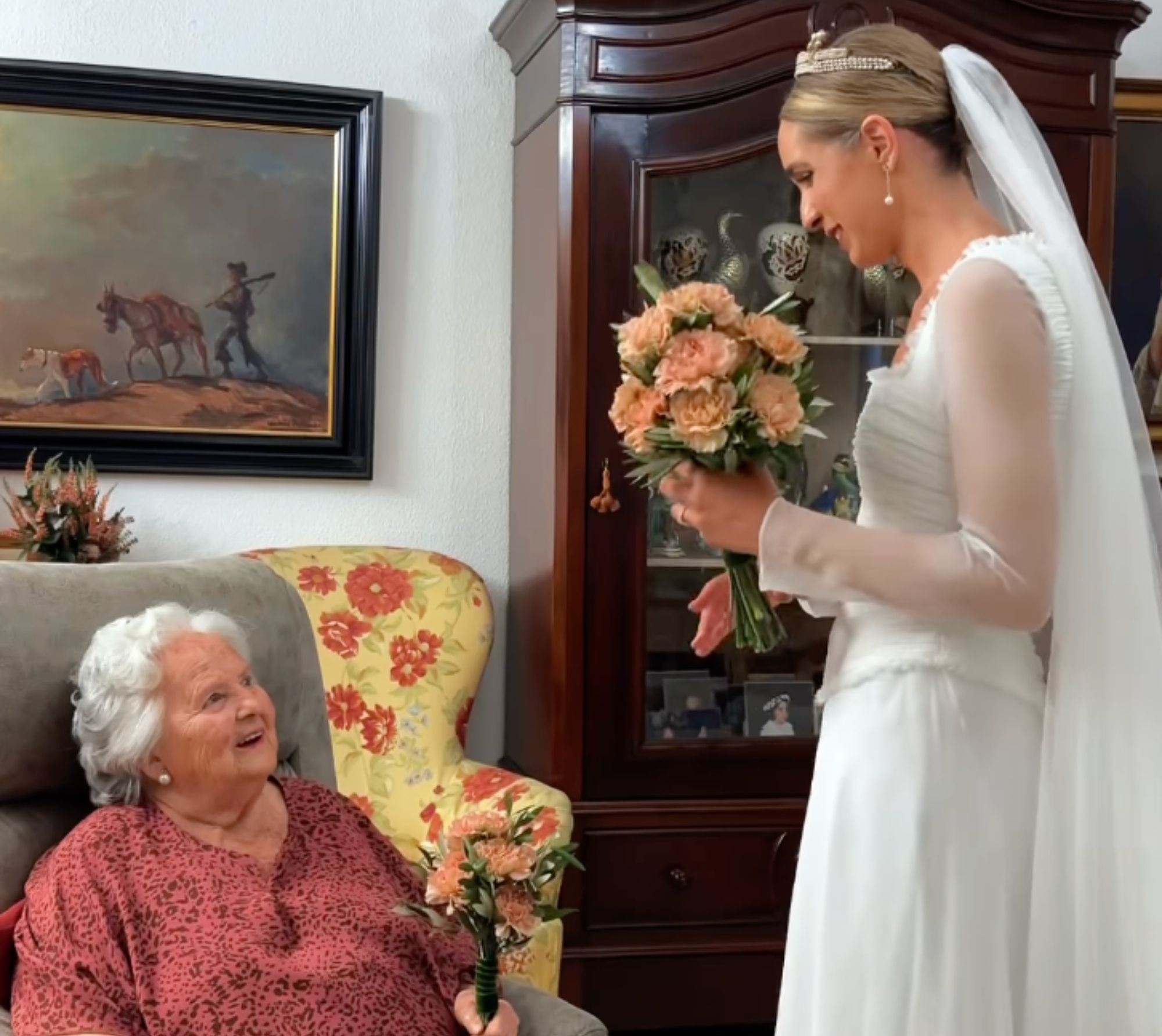 VÍDEO: Una novia lleva el ramo de su boda a su abuela y conmueve en las redes (Redes Sociales: Poderío bodas)